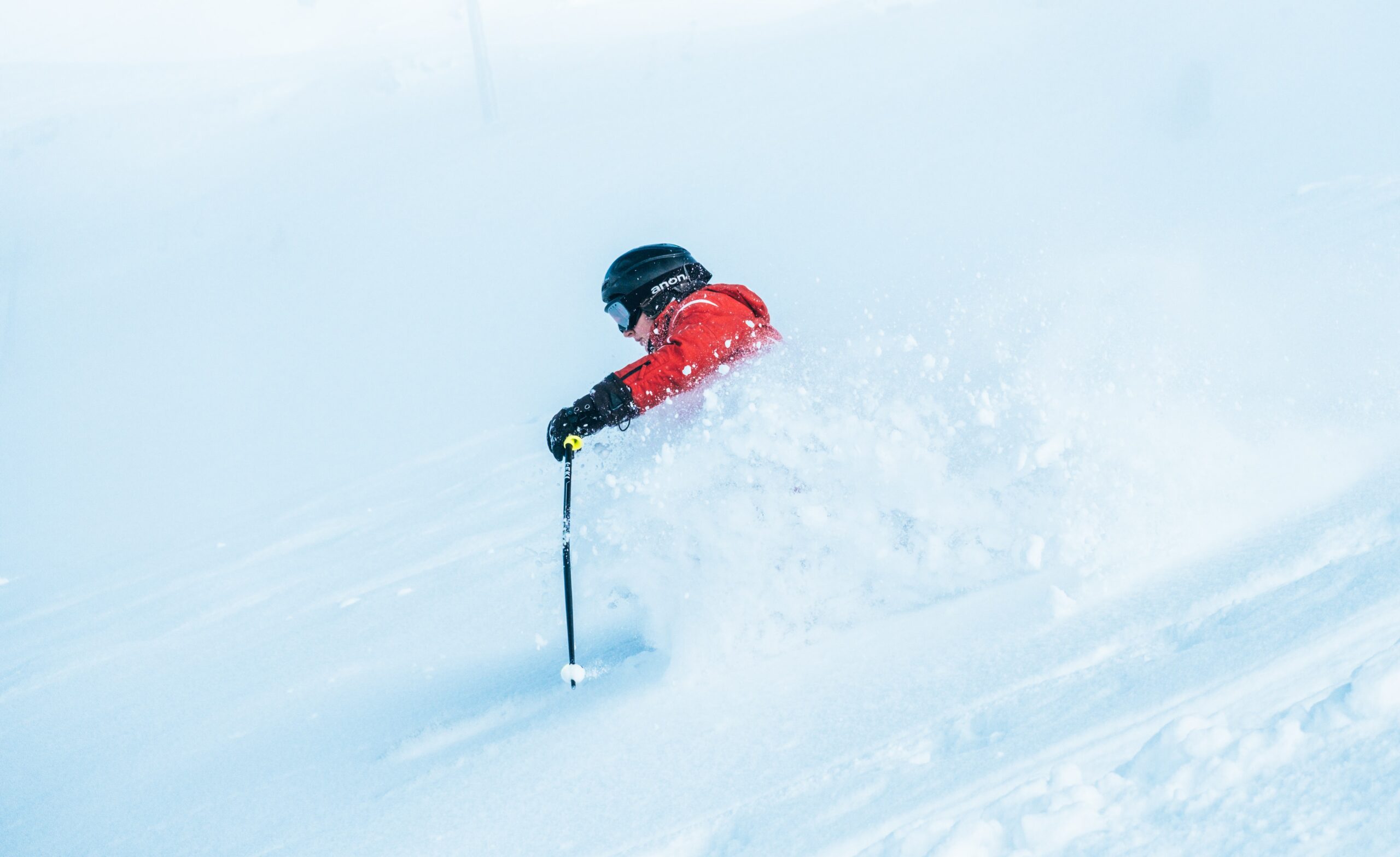 Kurtki narciarskie i snowboardowe – na co zwrócić uwagę przy wyborze